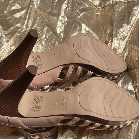 Dusty Rose dress shoe with gold tone buckles, wood like heel - Picture 4 of 9